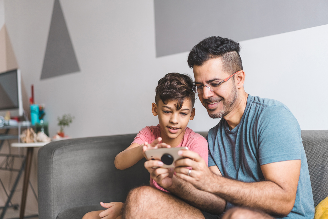 Padre e hijo viendo el celular