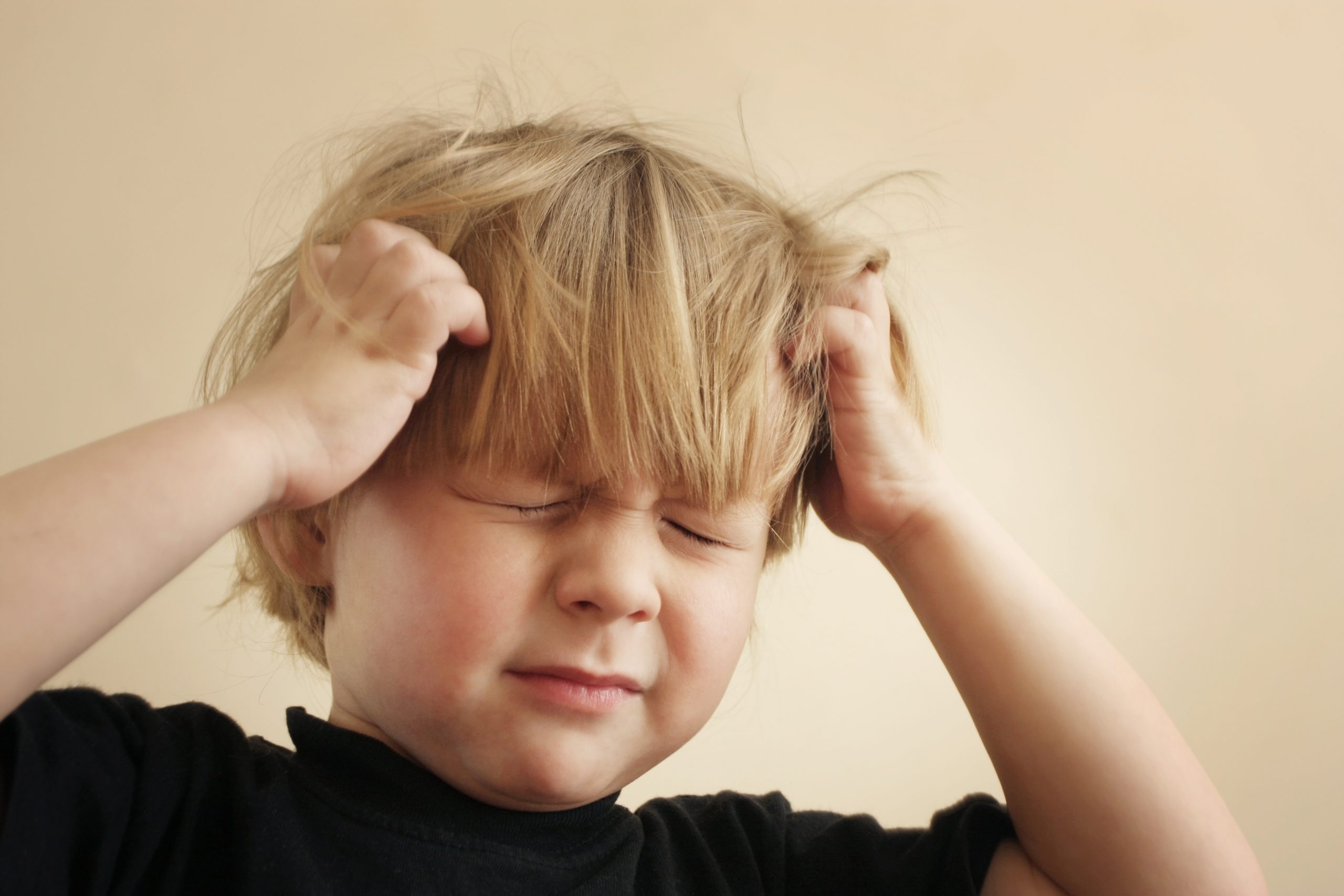 niño rascandose la cabeza