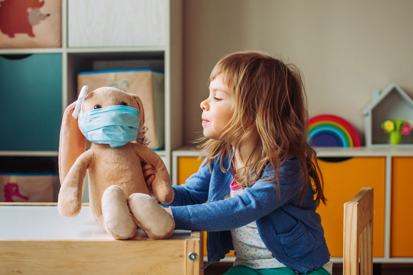 Niña jugando con peluche