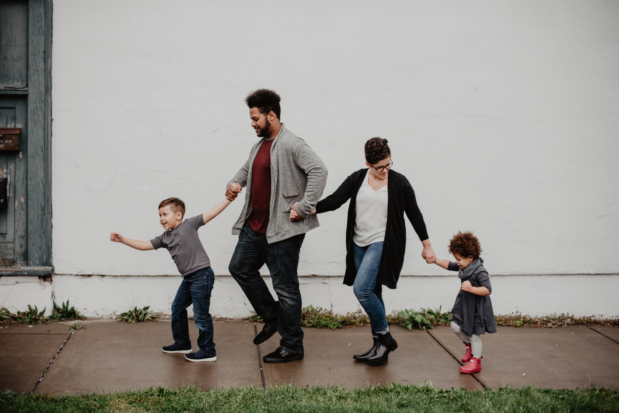 Familia caminando de la mano