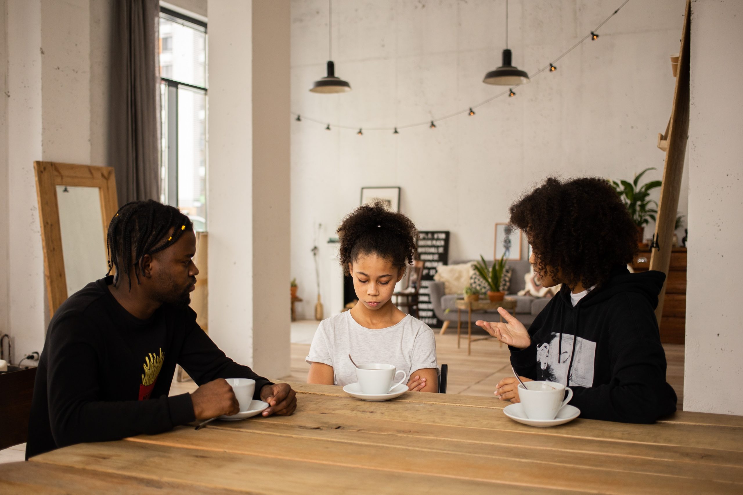 Familia conversando sobre separación